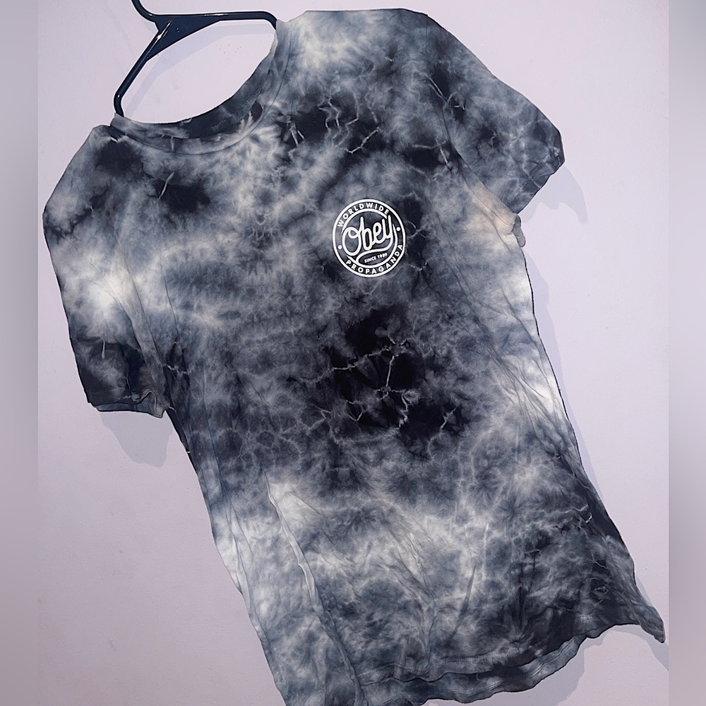 Size M Women’s Obey short sleeved T. Blue & white Tye dye, in great condition!💙